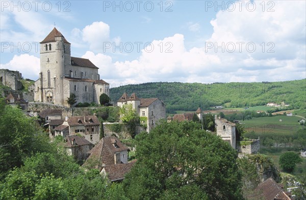 FRANCE, Midi-Pyrenees, Lot, Saint-Cirq-Lapopie.  View over cliff edge village situated above the south bank of the River Lot.