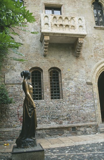 ITALY, Veneto, Verona, Juliet’s balcony or Casa di Giulietta with statue of Juliet in the courtyard below.