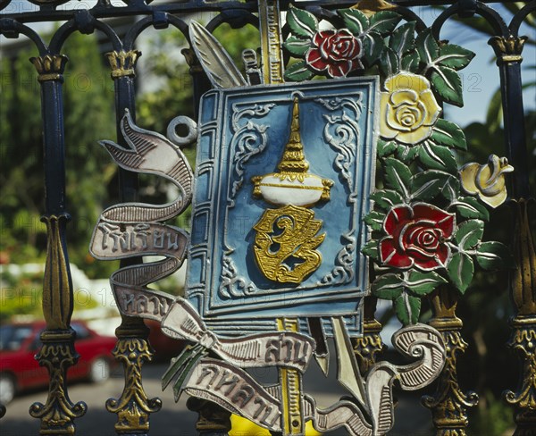 THAILAND, Bangkok, Royal emblem on gate of Pak Khlong Talat market