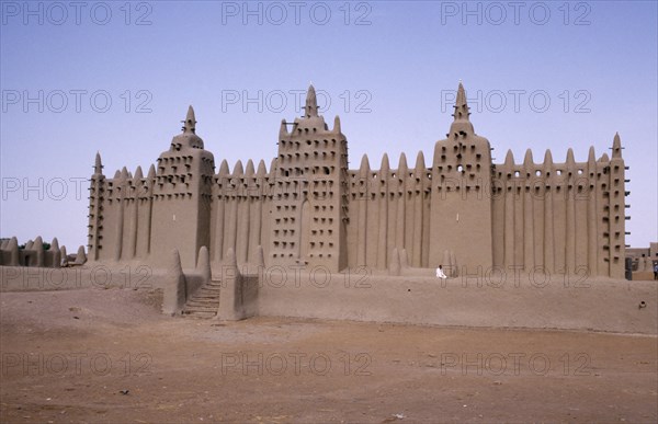 MALI, Djenne, Mud Mosque exterior.