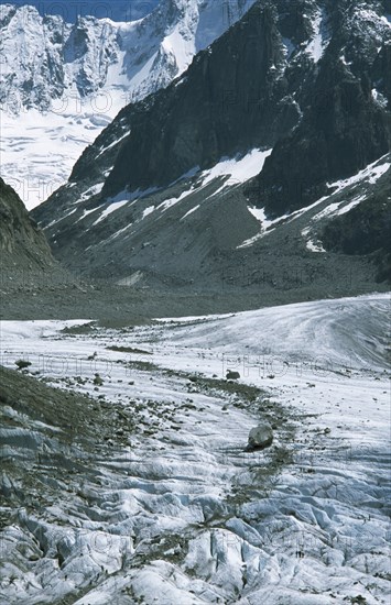 FRANCE, Rhone Alps, Haute Savoie, Chamonix.  Snow covered mountains and glacier.