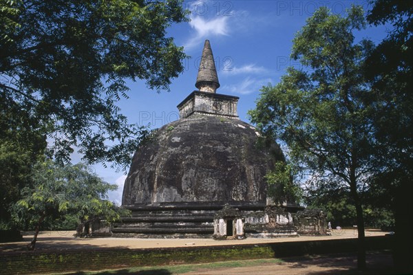 SRI LANKA, Polonnaruwa, Kiri Vahara Dagoba