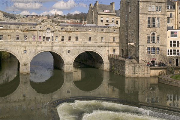 ENGLAND, Bath, View of Pulteney Bridge.