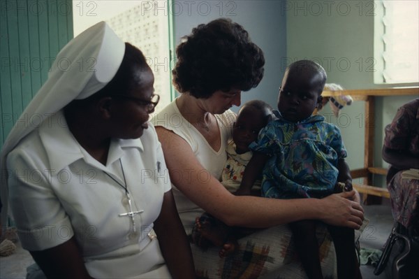 ZIMBABWE, Victoria Province, Bondolfi Mission, Sister Margaret and Oxfam doctor Elizabeth Mason with children.