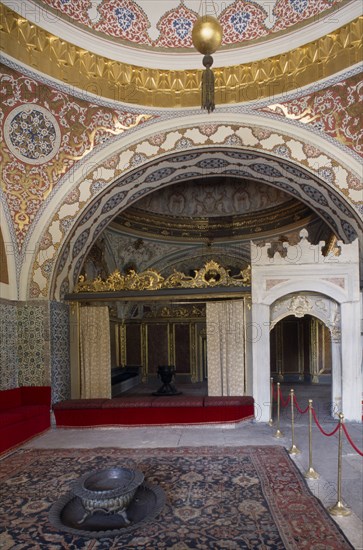 TURKEY, Istanbul, Topkapi Palace.  Richly decorated interior.