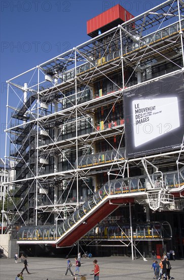 FRANCE, Ile de France, Paris, Paris People in the square outside the Pompidou Centre in Beauborg Les Halles