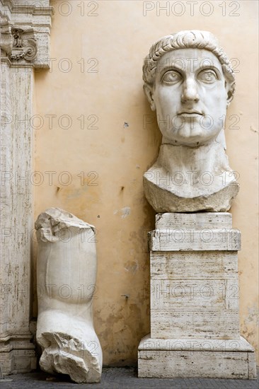ITALY, Lazio, Rome, The courtyard of the Palazzo dei Conservatori part of the Capitoline Museum with the head and arm of the colossal 4th Century statue of Emperor Constantine I