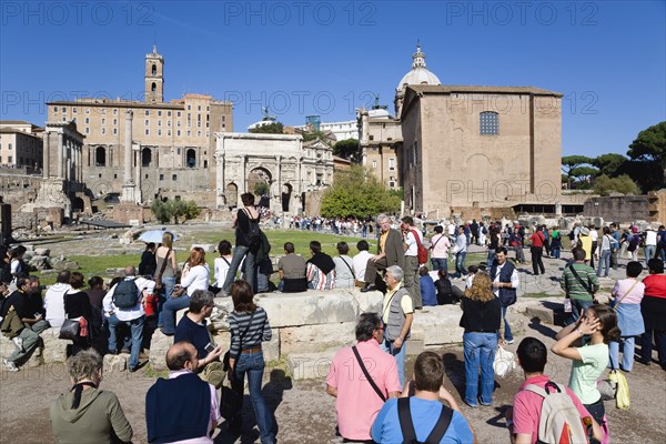 ITALY, Lazio, Rome, "The Forum and tourists with from left to right the columns of the Temple of Saturn, the Palazzo Senatorio, the triumphal Arch of Septimius Severus and the Curia"