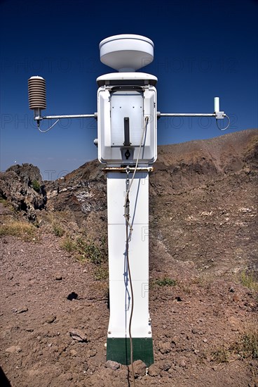 20093673 ITALY Campania Mount Vesuvius Perimeter of volcanic crater with seismic apparatus.