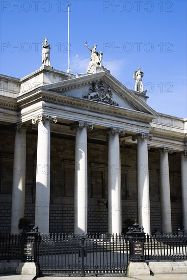 Ireland, County Dublin, Dublin City, The 18th Century Bank Of Ireland building in College Green at one time the Irish Houses of Parliament or Irish Parliament House the first purpose-built two-chamber parliament building in the world.