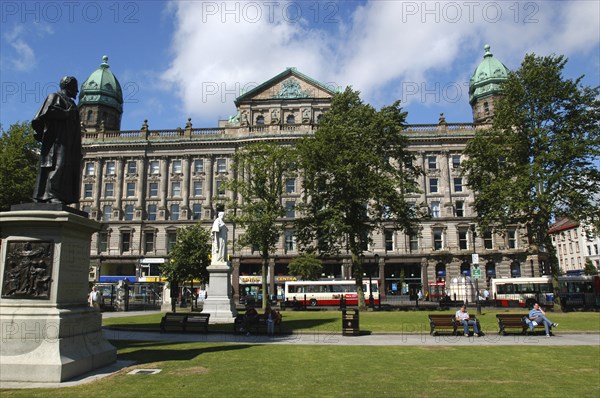 Ireland, Belfast, City architecture seen from gardens