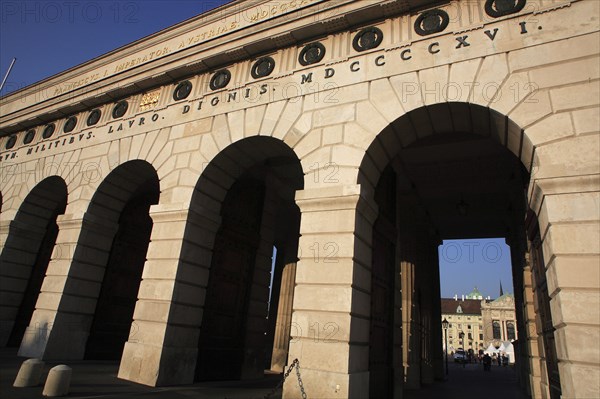 Heldendenkmal Burgtor colonnaded archways. Photo : Bennett Dean