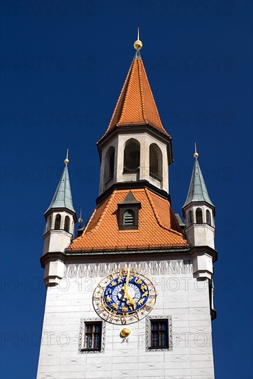 Marienplatz. Altes Rathaus or Old Town Hall. Original building dating from the fifteenth century with baroque facade added in the seventeenth century. Detail of clock tower. Photo : Hugh Rooney