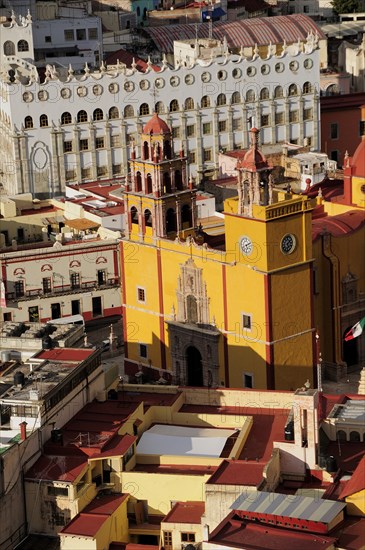 Mexico, Bajio, Guanajuato, Elevated view of Basilica and university building from panoramic viewpoint. Photo : Nick Bonetti