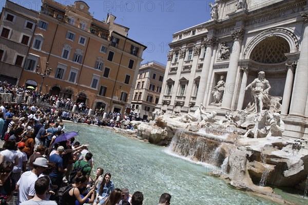 Italy, Lazio, Rome, Piazza di Trevi the baroque Trevi Fountain by Nicola Salvi 1762 against the Palazzo Poli. Photo : Bennett Dean