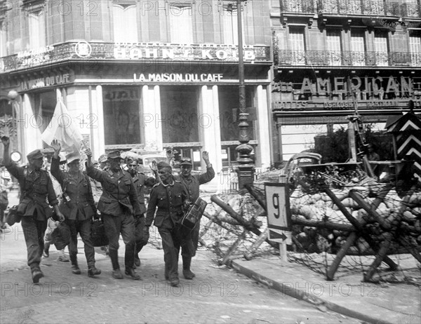 Groupe de prisonniers allemands, lors de la Libération de Paris (août 1944)