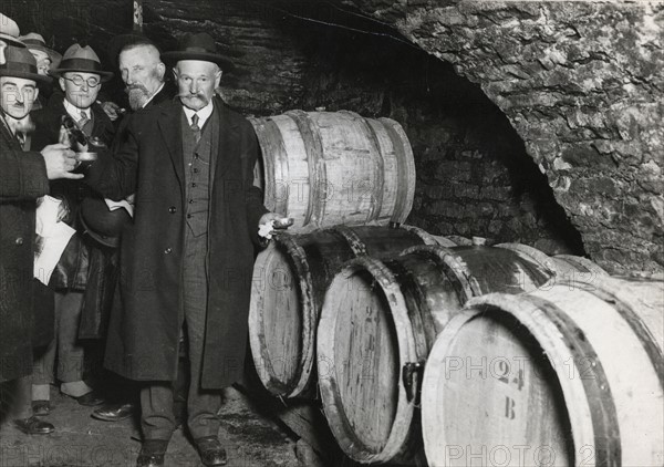 Dégustation des vins dans les caves des Hospices de Beaune, 1928